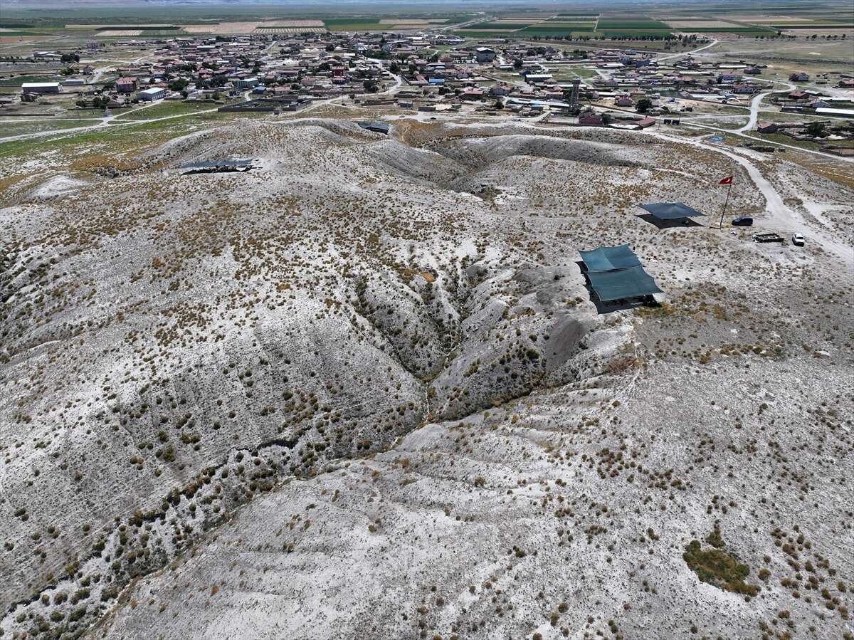 Konya'da tarihin şifresi çözüldü! 3 bin 500 yıllık mühür ve altın muska bulundu 13